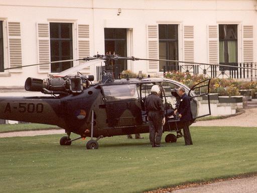 1985-10 Pr Bernhard vertrekt uit paleistuin2.jpg